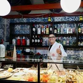 Barcelonai tapas-túra borral olyan kocsmákban, amelyeket a helyiek is választanak