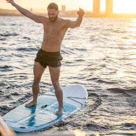 Barcellona Badalona : Tour in barca a vela, snack, bevande, nuoto