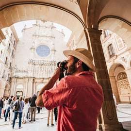 Barcelona: Montserrat y Visita a Bodegas Antiguas con Tapas/Comida