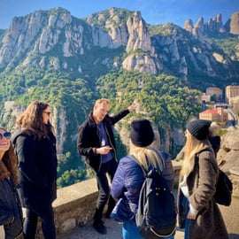 De Barcelona: Excursão guiada a Montserrat e transfer de ida e volta de autocarro