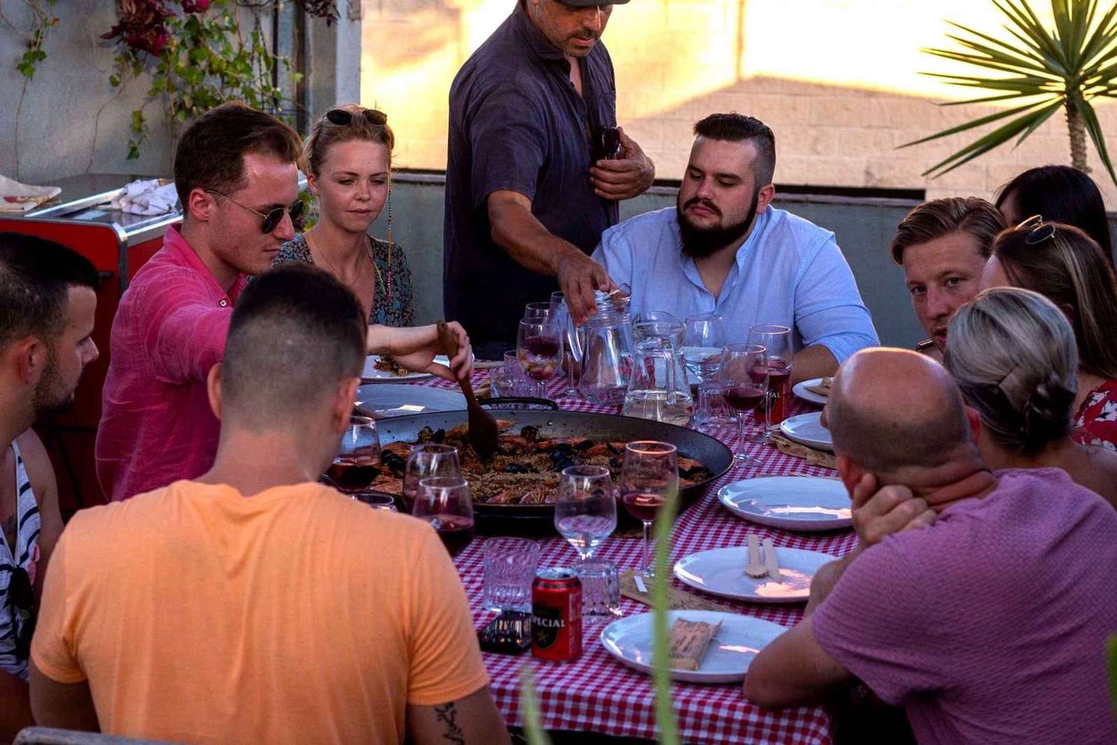 Kurs paelli na dachu w Barcelonie z sangrią