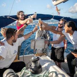 Barcellona Badalona : Tour in barca a vela, snack, bevande, nuoto
