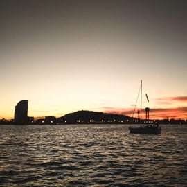 Barcelone : croisière au coucher du soleil avec tapas et open bar