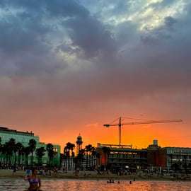 Paddleboarden bij zonsondergang langs de kust van Barcelona