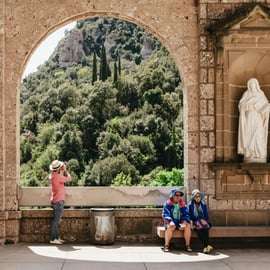 Barcelona: Montserrat y Visita a Bodegas Antiguas con Tapas/Comida