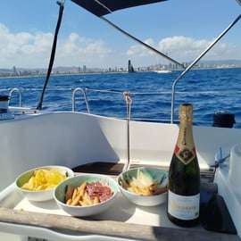Barcellona Badalona : Tour in barca a vela, snack, bevande, nuoto