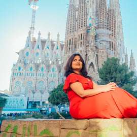 Barcelona: Professional Photoshoot Outside Sagrada Familia