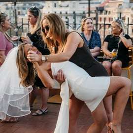 Salsales op een dakterras in Barcelona met sangria