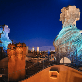 Visite nocturne de La Pedrera : projections sur le toit