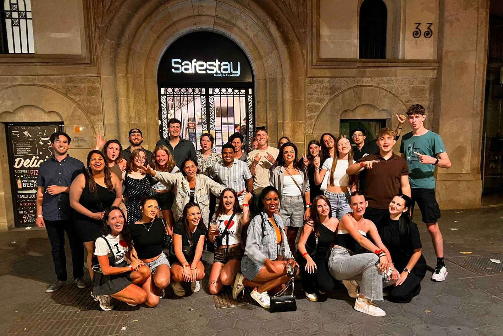 Barcelona: Pub Crawl, Rooftop Start, 2 Bars & VIP Club Entry