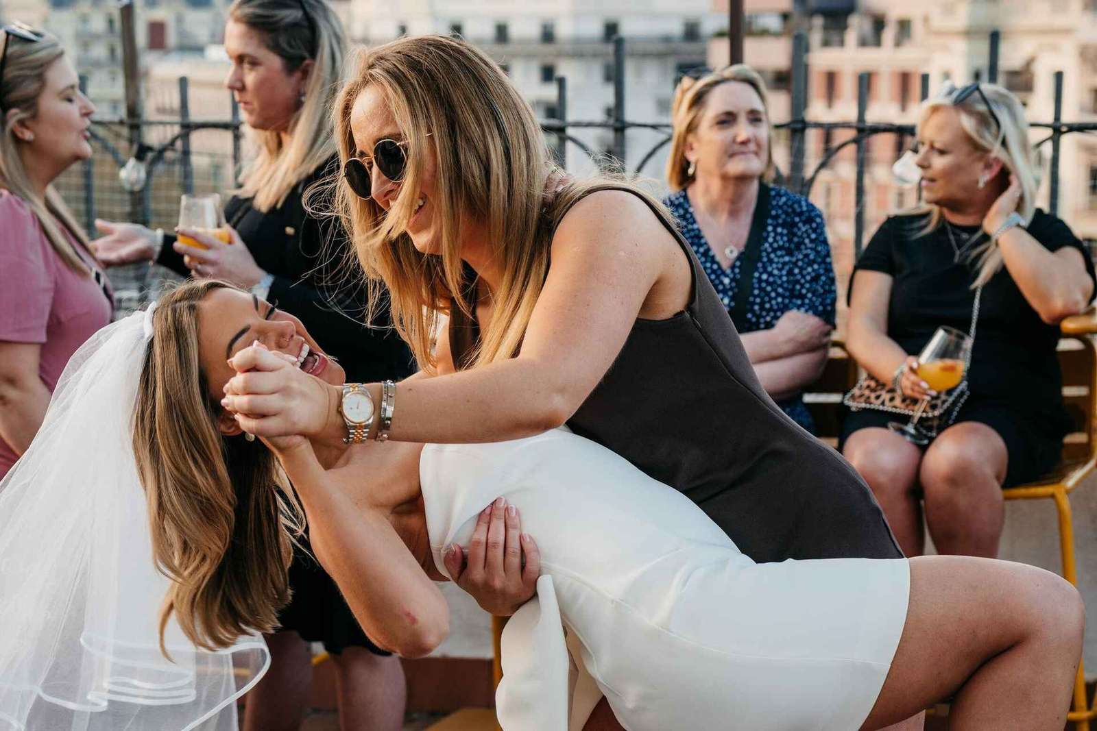 Salsales op een dakterras in Barcelona met sangria