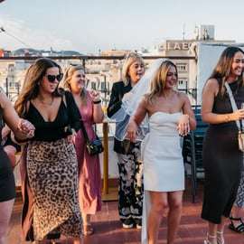 Salsales op een dakterras in Barcelona met sangria