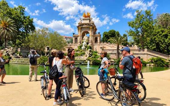 Barcelonai kerékpáros túra helyi idegenvezetővel: Gaudí és a régi város