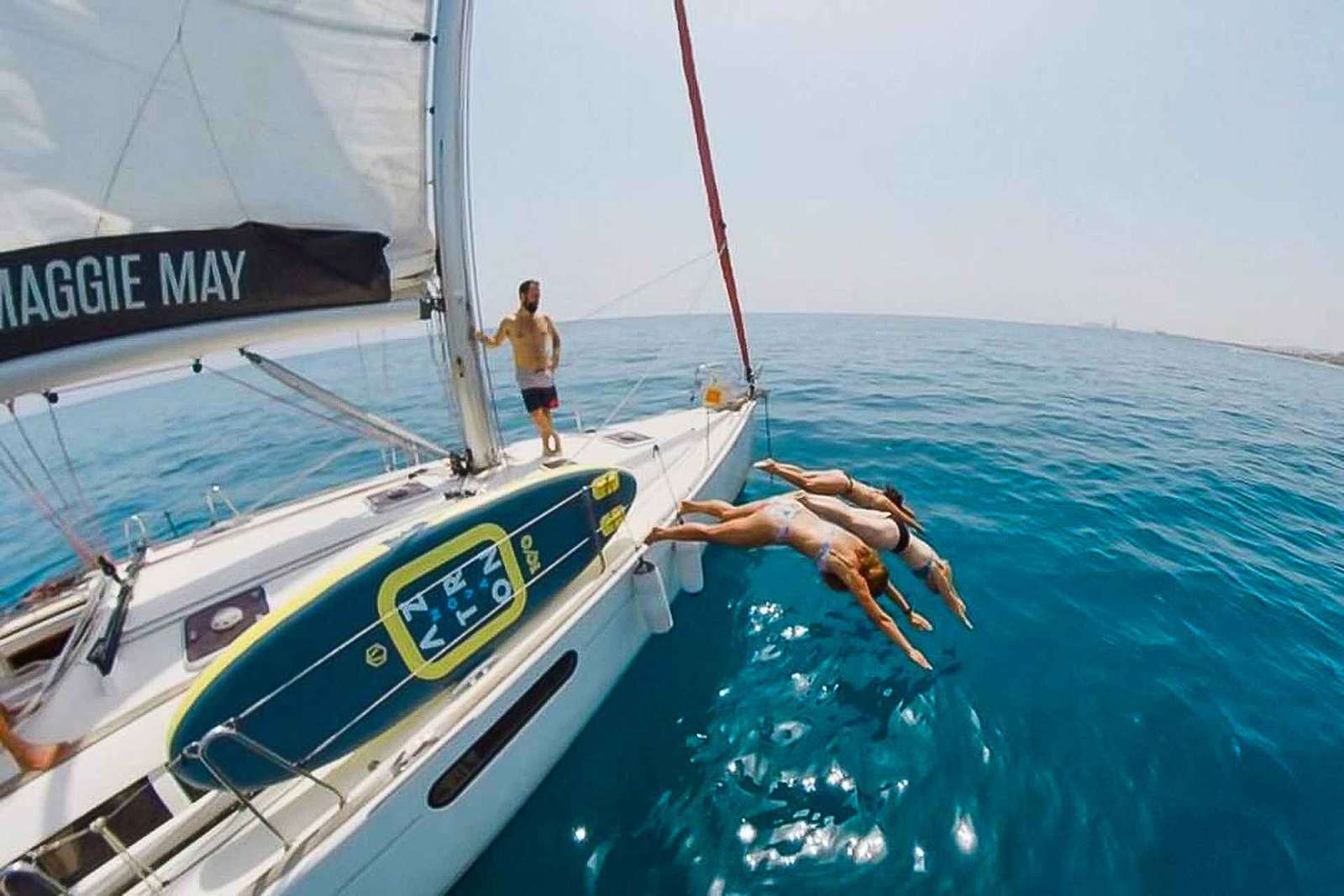Barcelona: Passeio de barco pela costa com snacks e cava