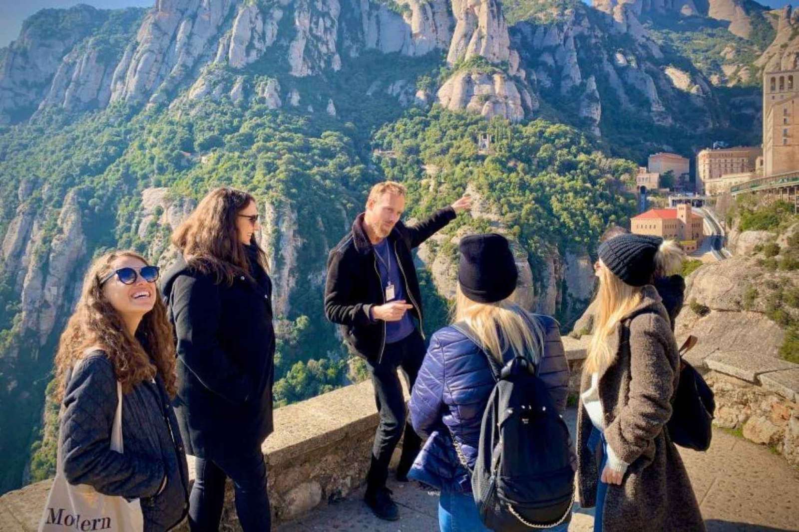 De Barcelona: Excursão guiada a Montserrat e transfer de ida e volta de autocarro