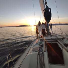 Barcellona Badalona : Tour in barca a vela, snack, bevande, nuoto