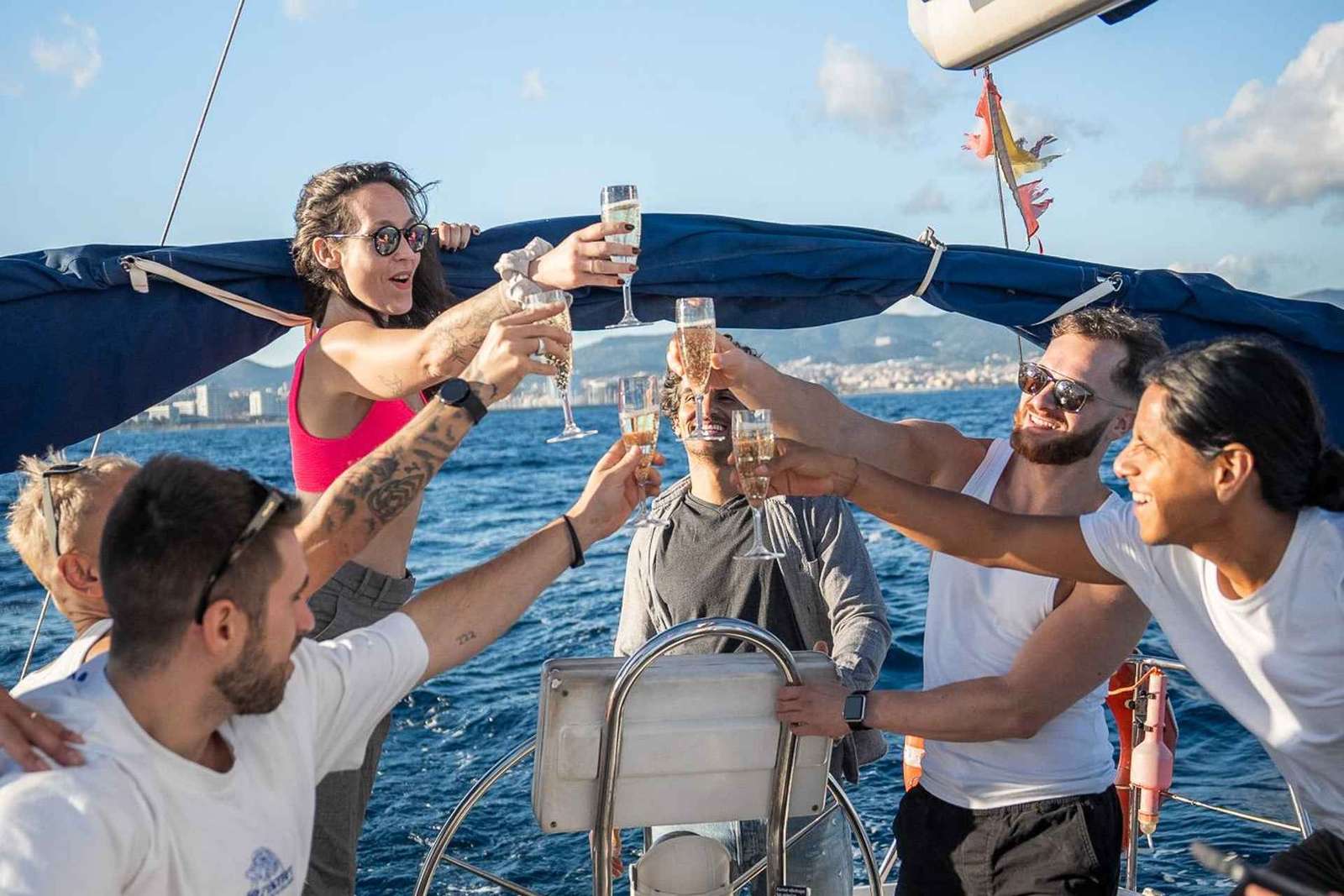 Barcellona Badalona : Tour in barca a vela, snack, bevande, nuoto