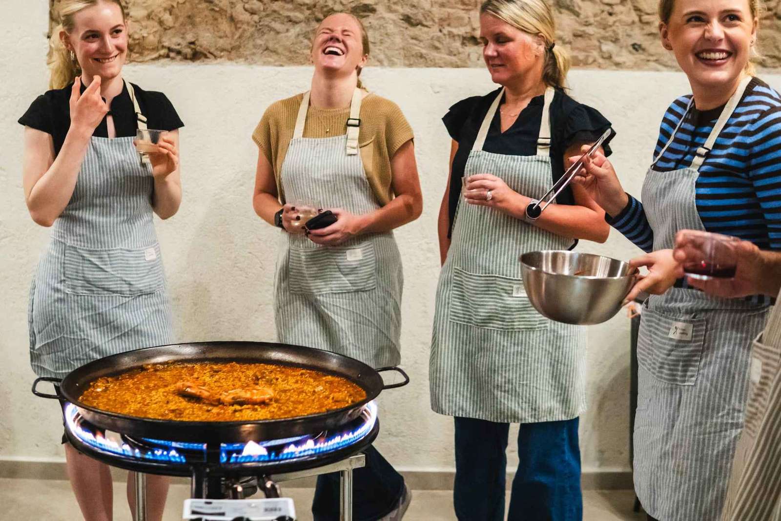 Kurz vaření paelly v Barceloně s týmovou soutěží