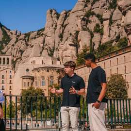 Barcelona: Dagtrip Montserrat, Girona & Costa Brava met gids