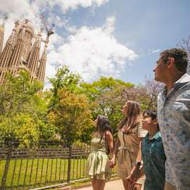 Barcelona: Professional Photoshoot Outside Sagrada Familia
