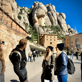 De Barcelona: Excursão guiada a Montserrat e transfer de ida e volta de autocarro