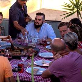 Kurs paelli na dachu w Barcelonie z sangrią