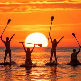 Paddleboard i soluppgången vid Barceloneta, med foton