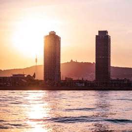 Crociera in catamarano a Barcellona, di giorno o al tramonto