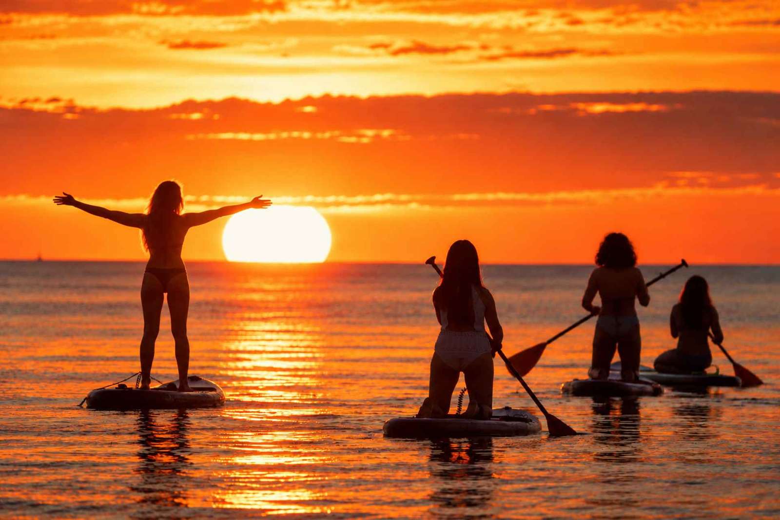 Paddleboard i soluppgången vid Barceloneta, med foton