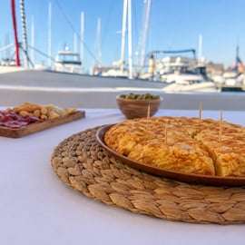 Barcelona: Daytime or Sunset Catamaran Cruise with Drink