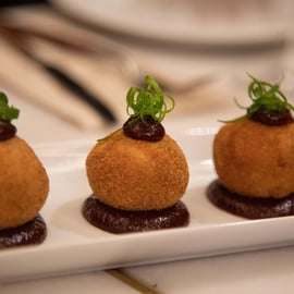 Barcelonai tapas-túra borral olyan kocsmákban, amelyeket a helyiek is választanak