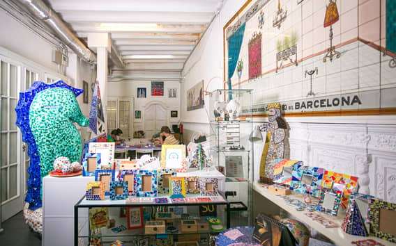 Barcelona: Guided Gaudí Trencadís Workshop & Keepsake Mosaic
