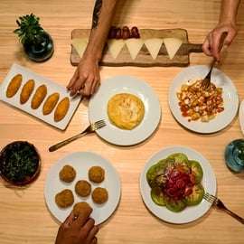 Aula de culinária de tapas em Barcelona com chef e vinho