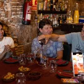Barcellona: Tour gastronomico delle tapas con cibo, vino e storia