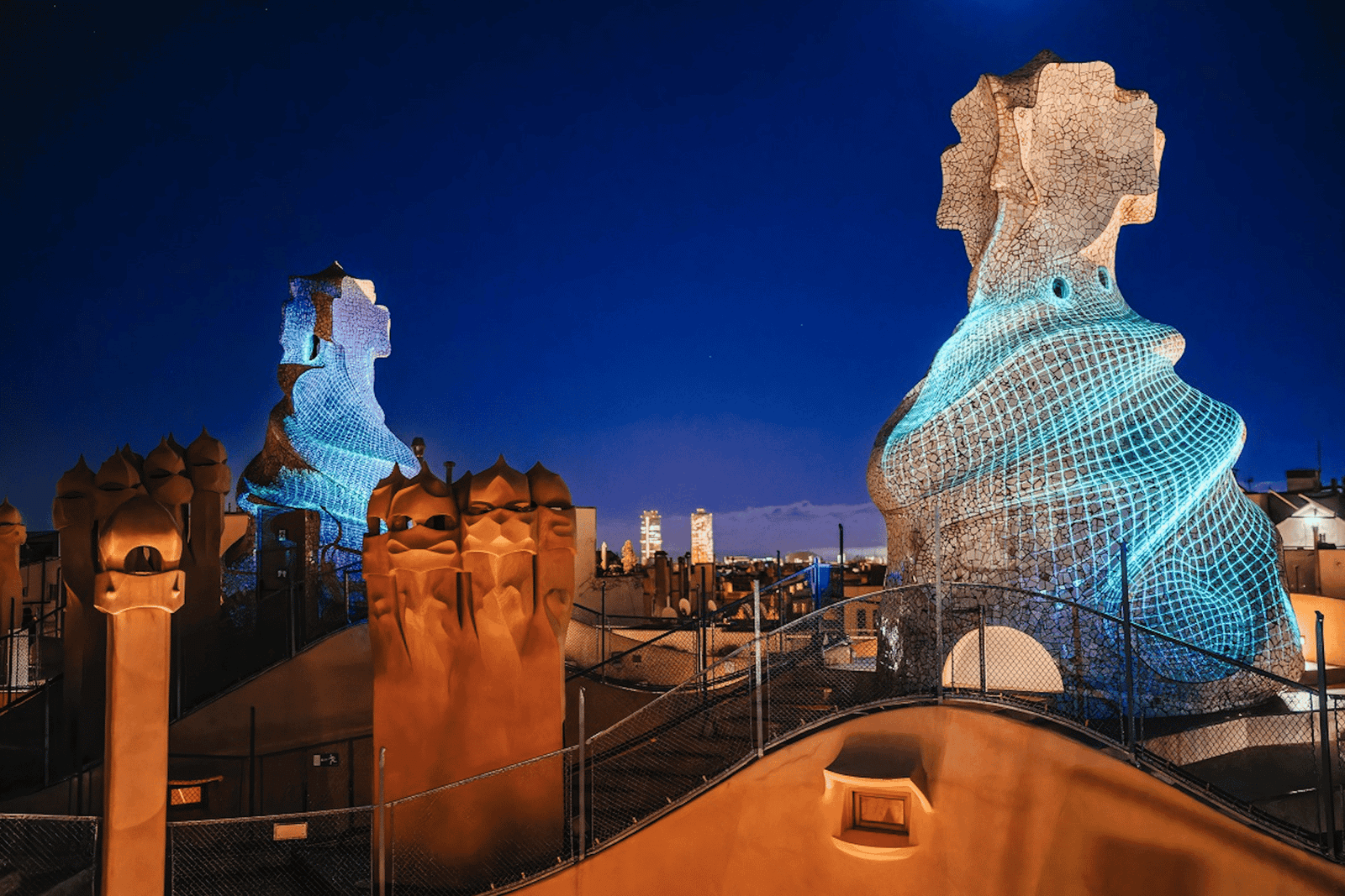 Visite nocturne de La Pedrera : projections sur le toit