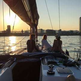 Barcelona: Passeio de barco pela costa com snacks e cava