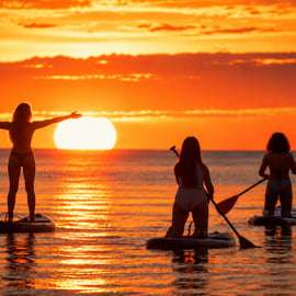 Paddleboard i soluppgången vid Barceloneta, med foton