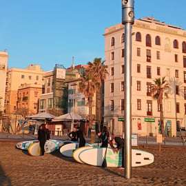 Paddleboarden bij zonsondergang langs de kust van Barcelona