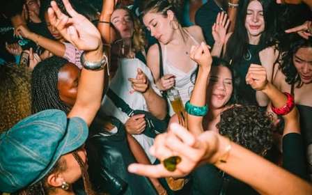 Barcelona: Rooftop & Nightlife Tour with VIP Club Entry