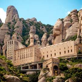 De Barcelona: Excursão guiada a Montserrat e transfer de ida e volta de autocarro