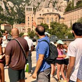 De Barcelona: Excursão guiada a Montserrat e transfer de ida e volta de autocarro