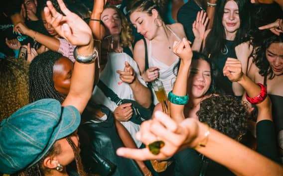 Barcelona: Rooftop & Nightlife Tour with VIP Club Entry