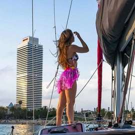 Barcelona: Passeio de barco pela costa com snacks e cava