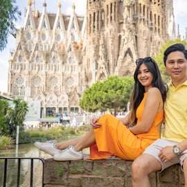 Barcelona: Professional Photoshoot Outside Sagrada Familia