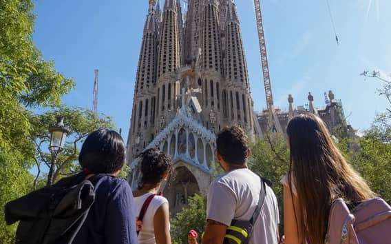Barcelona: Sagrada Familia Guided Tour with Tower Access