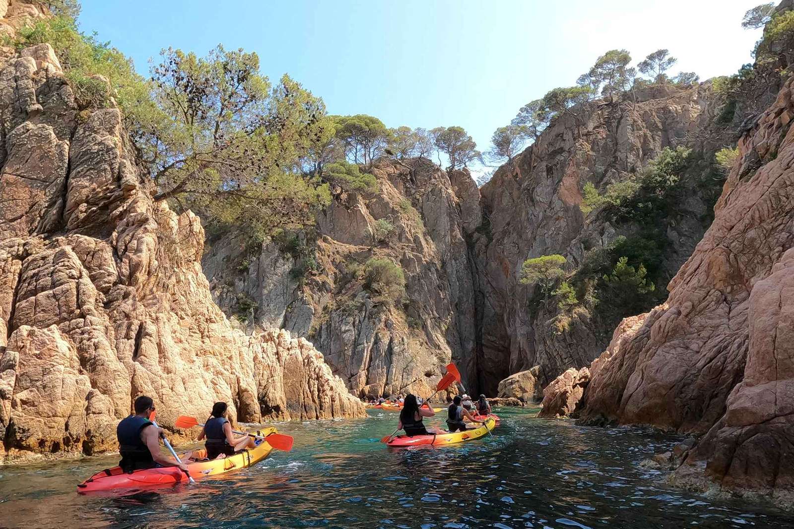Kayak e snorkeling sulla Costa Brava con pranzo, max 8 persone