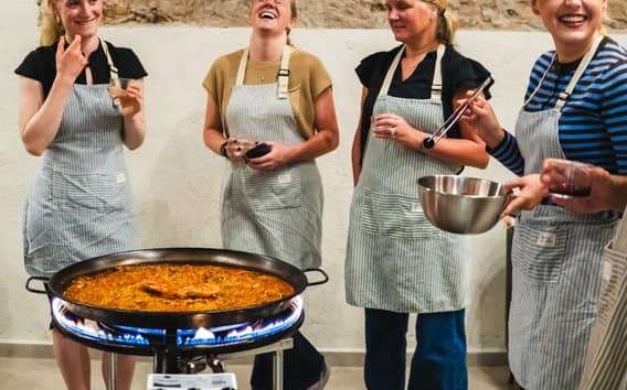 Paellafőző kurzus Barcelonában tapasszal és szangriával