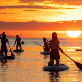 Paddleboard i soluppgången vid Barceloneta, med foton