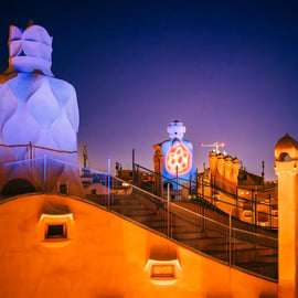 Visite nocturne de La Pedrera : projections sur le toit