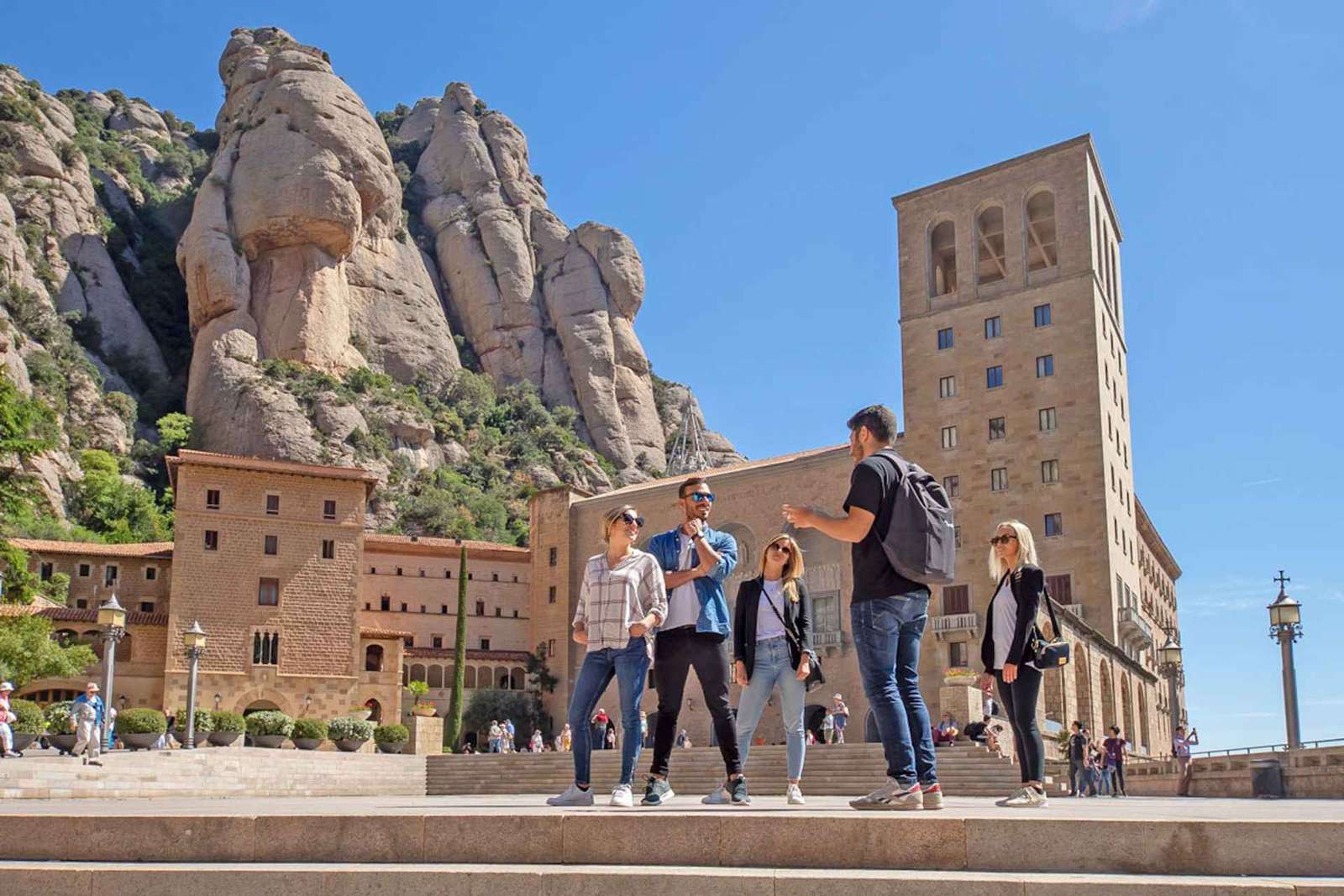 Barcelona: Dagtrip Montserrat, Girona & Costa Brava met gids